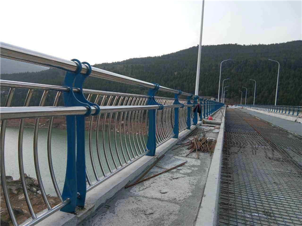 临夏不锈钢桥梁护栏的特点及其在桥梁安全中的重要作用