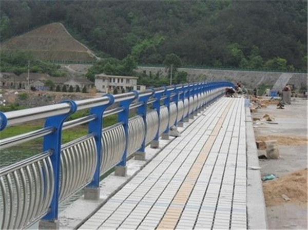 临夏不锈钢桥梁护栏的特性及其在现代建筑中的应用